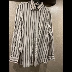 Men’s Collared Button Up Size L